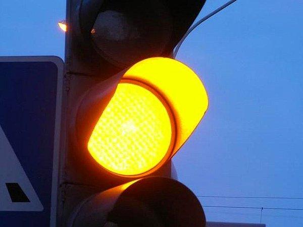 3. Trafik lambasındaki sarı ışık.