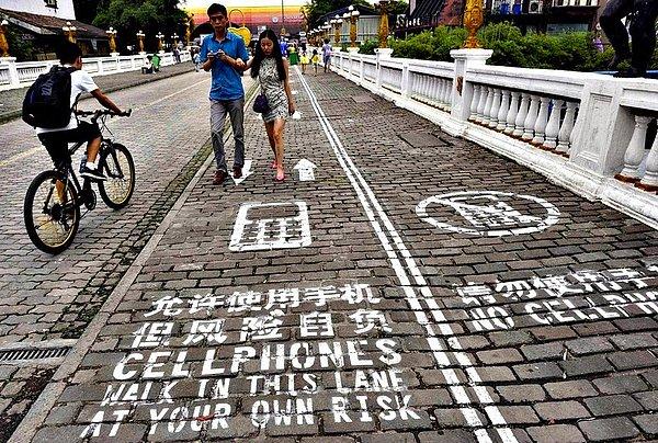 2014 yılında Çin'in Chongqing şehrinde, telefon bağımlılarının yolda ağır ağır yürürken insanları rahatsız etmemeleri için özel bir yol yapılmıştı.