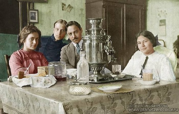 12. Семейный обед. 1910 год