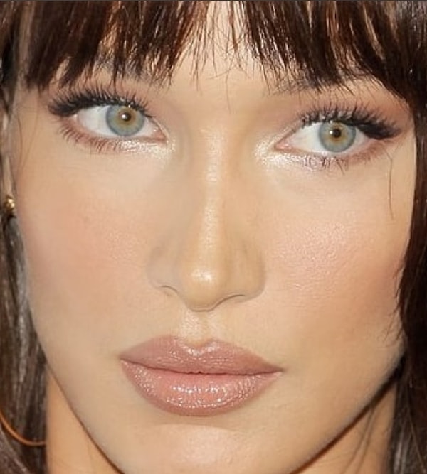 2. Однако в жизни такой прием смотрится, мягко говоря, не очень. Особенно, если использовать не матовые, а глянцевые или шиммерные помады