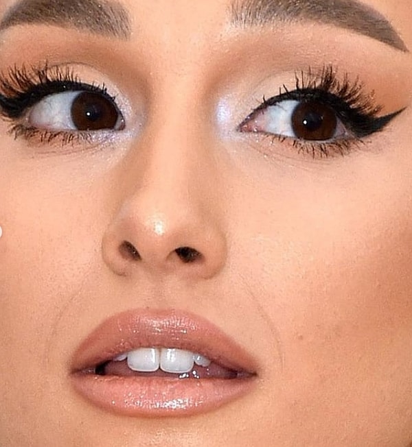 5. Ариана Гранде уже давно комплексует по поводу своей верхней губы, но и портить свою естественную красоту не хочет...