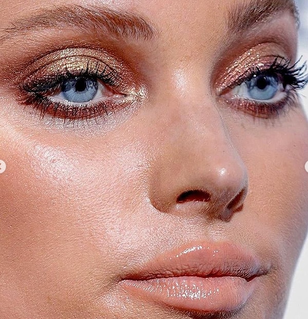 3. Это выглядит так, словно вы поели после макияжа, и ваша помада размазалась там, где не нужно