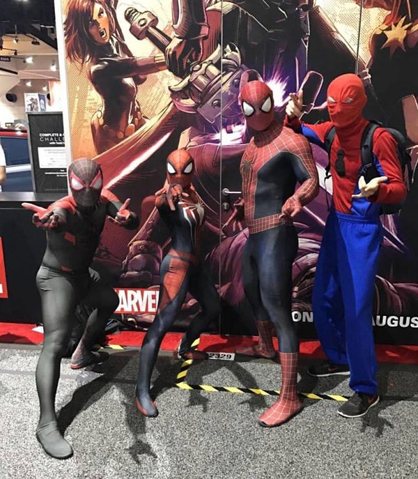 1. «Я попросил трех Человеков-пауков в классных костюмах попозировать для фото, и тут в кадр влез элегантный джентельмен слева».