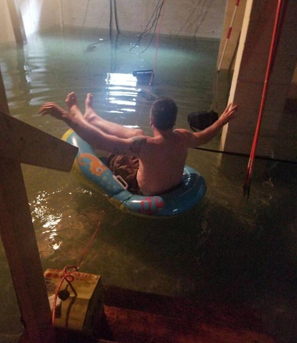 8. «Подвал моего соседа затопило, и он решил повернуть ситуацию в свою пользу». Подумаешь, провода.