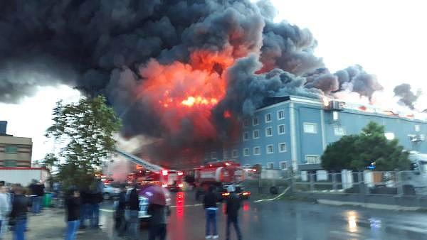 Esenyurt Belediye Başkanı Ali Murat Alatepe, "Çıkış sebebiyle ilgili bir bilgi yok. Ancak can kaybı yok, sevindirici tarafı bu.  Yangının çıkış noktası palet fabrikası. Palet olduğu için de yangının yayılması hızlanmış" dedi.