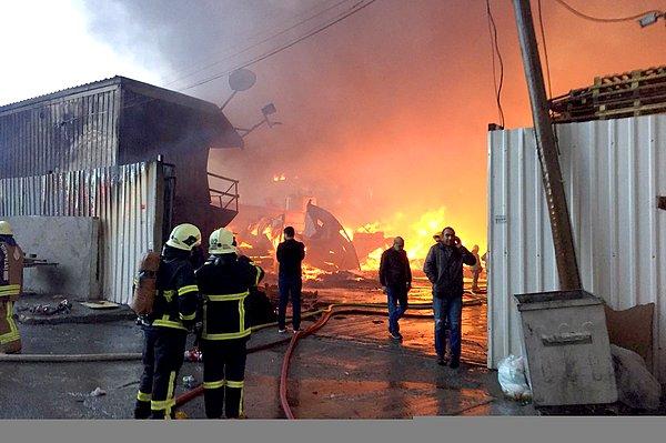 İstanbul Büyükşehir Belediyesi'nden yapılan açıklamaya göre yangına 98 itfaiye aracı ve 180 personelle müdahale edildi.