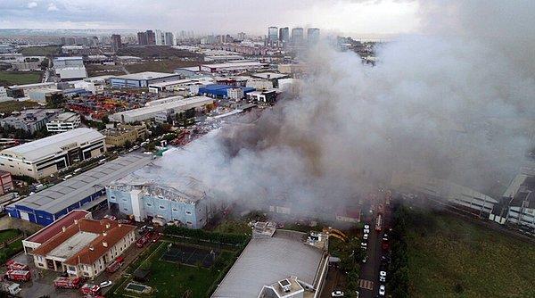 İstanbul Valiliği'nden yapılan açıklamada "Esenyurt'ta 3 fabrikayı etkileyen yangın İBB itfaiye ekiplerince kontrol altına alınmış olup, herhangi bir ölü ya da yaralı bulunmamaktadır" denildi.