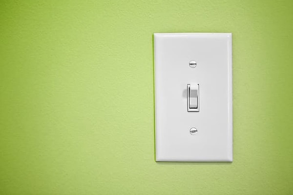 6. Может, даже спать со включенным светом...