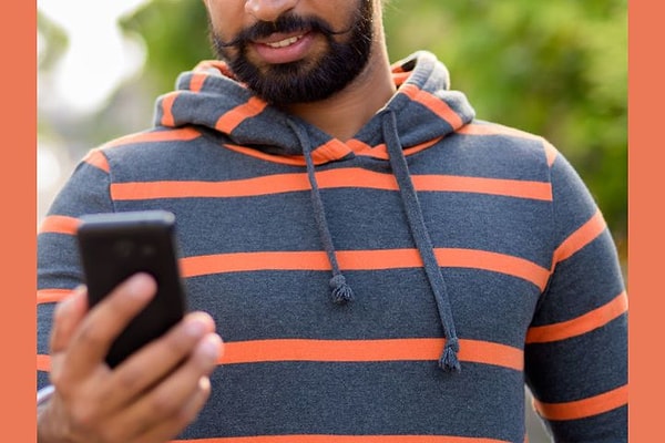 25. Какого цвета был тюрбан у этого мужчины?