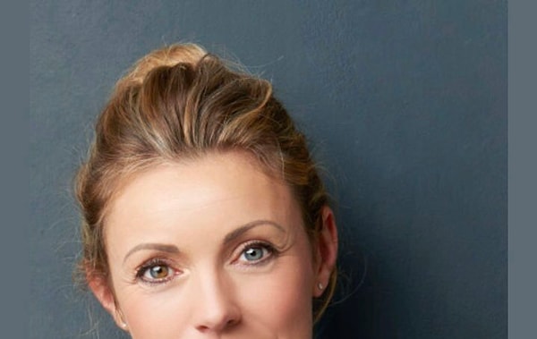 30. Эта женщина улыбалась?