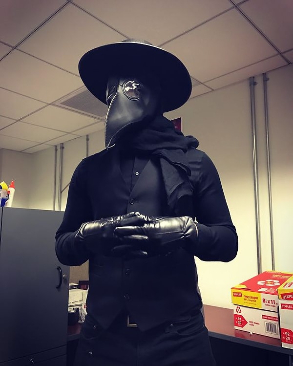 4. Учитель микробиологии на Хэллоуин решил одеться так