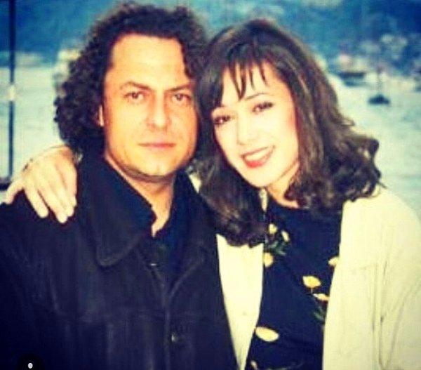 Çok yakından tanıdığımız oyuncu Bülent Emin Yarar ile de 1995 yılından beri evliler. Çiftin Ada isminde bir kızları da var.
