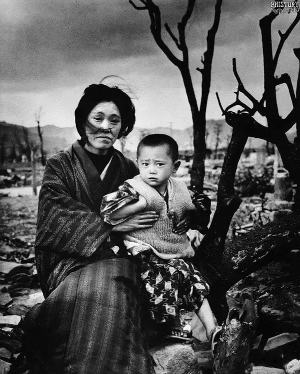 9. Nagasaki'deki atom bombası saldırısı sonrası bir anne ve evladı.