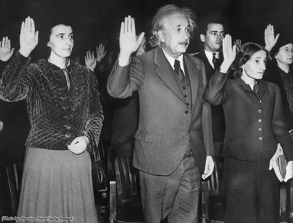 13. Nazi Almanyasından kaçan Einstein, kızı ve sekreteriyle ABD vatandaşlığına geçiş için yemin ediyor, 1940.