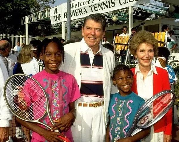 21. Eski ABD başkanı Ronald Reagan'la poz veren Venus ve Serena Williams kardeşler.