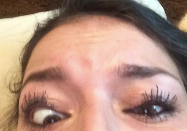 8. А эта девушка переборщила и приклеила к ресницам не только накладную пару, но и веки