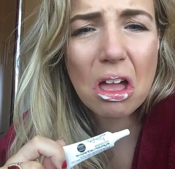 11. "Я перепутала блеск для губ с клеем для ресниц!"