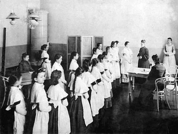 4. Какое будущее, по мнению окружающих, должна иметь благородная девица?