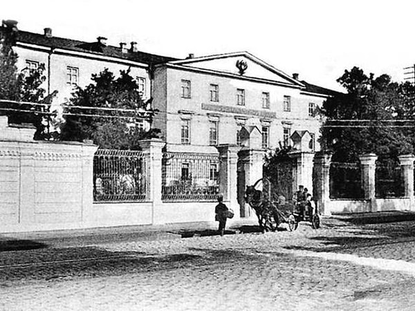 6. Из-за чего младших воспитанниц звали "кофейницами"?