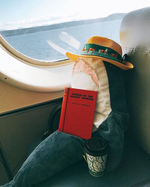 11. Пить кофе в кофейне и летать в самолете...