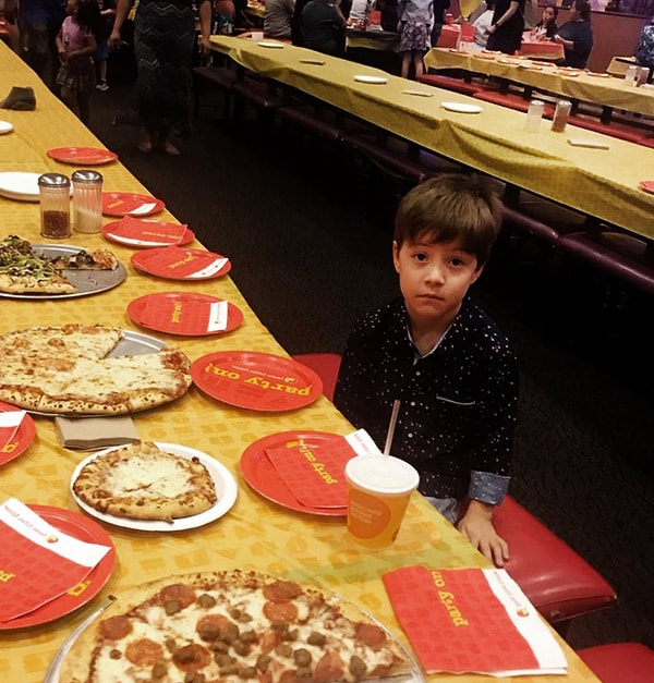 6-летний Тедди организовал вечеринку в пиццерии, чтобы отпраздновать свой день рождения, и пригласил на нее 32 человека. Однако ни один из приглашённых гостей не пришел! Мать Тедди поделилась этим неприятным случаем в социальных сетях.