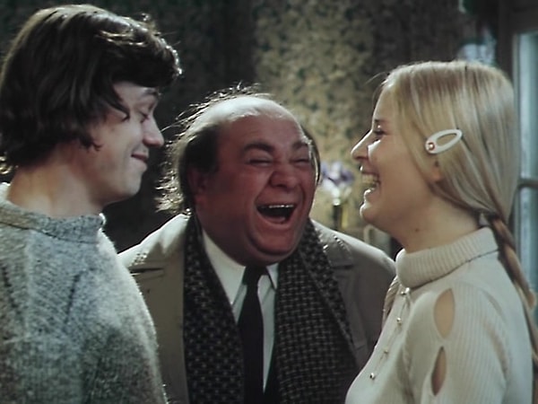 3. Почему герою в фильме "Старший сын" приходится обманывать семью Сарафановых?