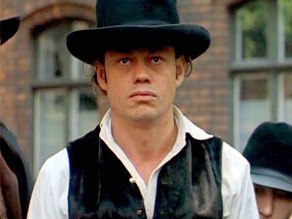 6. В каком фильме Николай Караченцов впервые запел своим голосом?