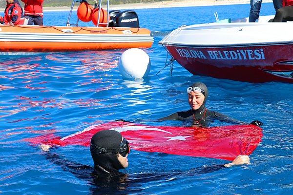 Rekorun onaylanmasının ardından Ercümen ve ekibi suda Türk bayrağı açtı.