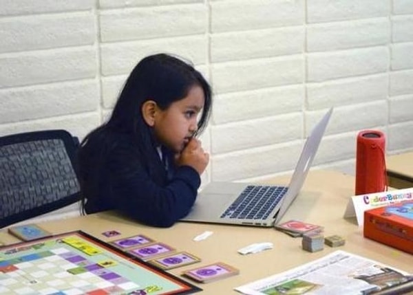 Вместе с играми, кодированием и роботами семья разработала чат для обсуждения возникающих вопросов.