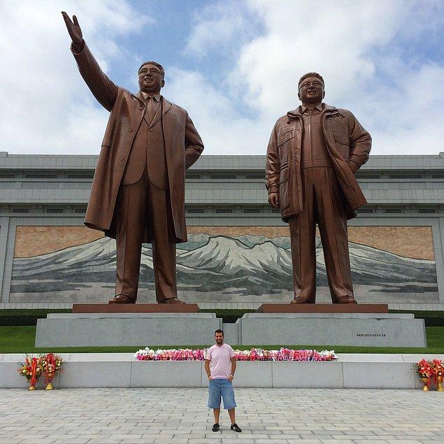 Kuzey Kore’de 1 hafta geçirmek gibi çok uç bir deneyimi de bulunuyor. Herkes ağustos ayında denize giderken o tehlikeli bir ülkeye adım atmayı tercih etmiş.