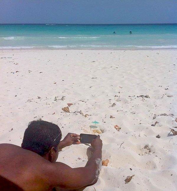 17. "Kocam 20 dakikadır kumsalda bu şekilde yatıp bir yengecin gelmesini bekliyor. Tek amacı ise mükemmel bir fotoğraf çekmek."