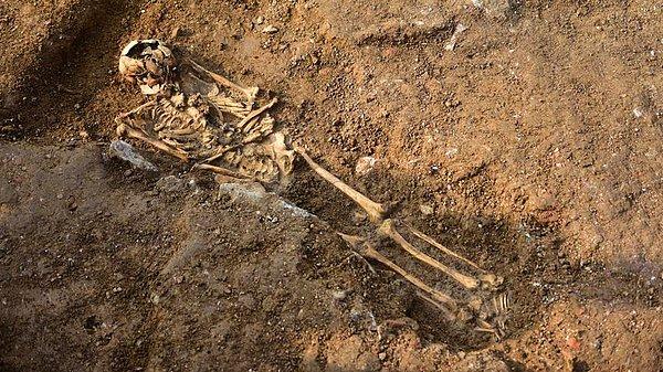 Haydarpaşa Garı çevresindeki arkeolojik kazılarda 2 bin yıllık olduğu düşünülen bir duvar ve bin yıllık bir iskelet bulundu