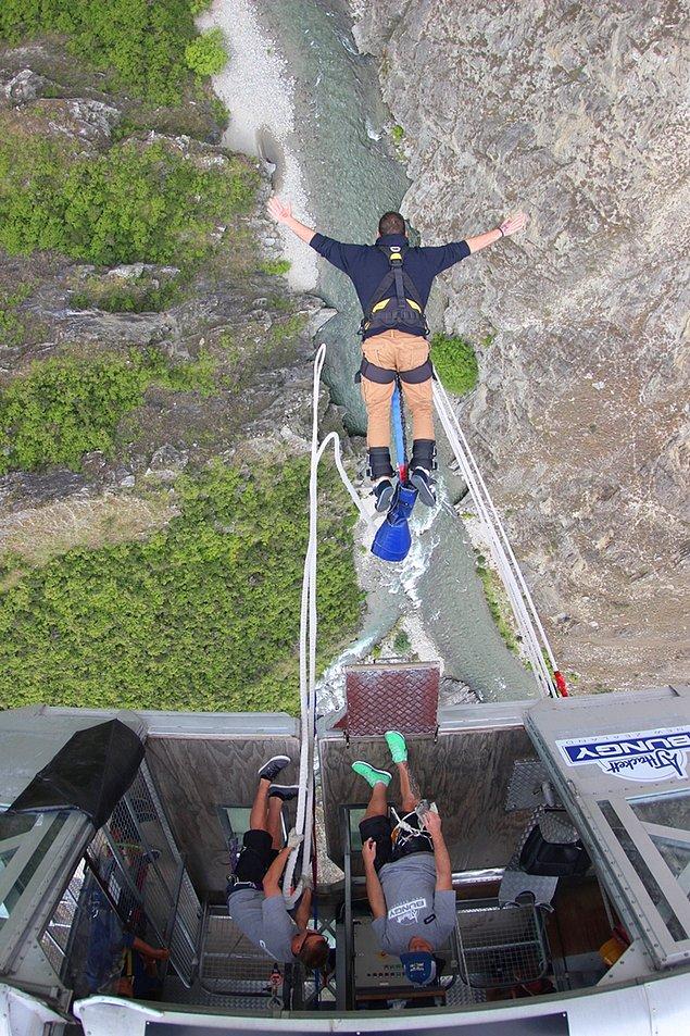 Yeni Zelanda seyahatinde paraşütle atlayıp, onun üzerine 135 metreden bungy jumping yapıp, hemen üzerine dünyanın en büyük salıncağında(300 m) sallanmak gibi adrenalin dolu bir faaliyeti var.