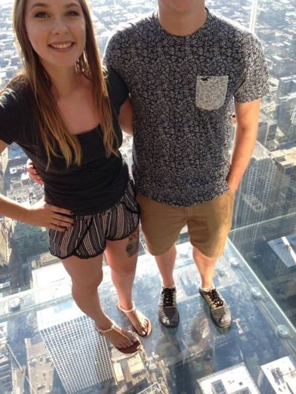 8. "Наше фото в Уиллис-тауэр в Чикаго, мастерски сделанное незнакомцем". Какая игра теней, браво!