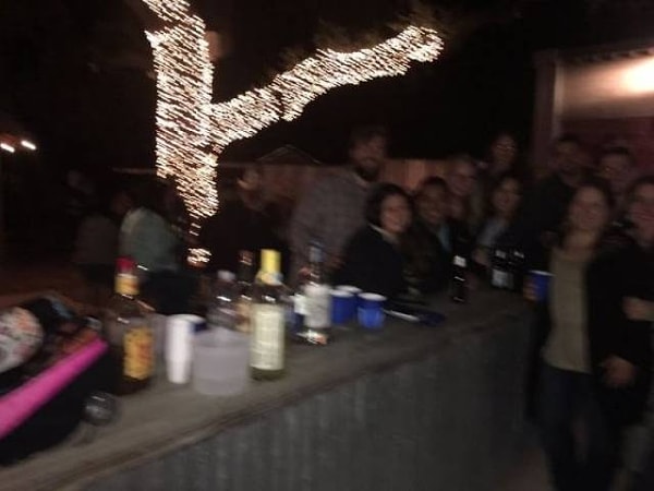 10. "Попросили какую-то девушку сделать снимок нашей большой компании на память о встрече. У нее отлично получилось!"