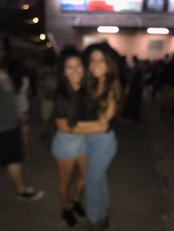 13. "Прохожий сфотографировал нас с сестрой, и, увидев фото, сестра сказала: "Как мило!" Где это мило?!"