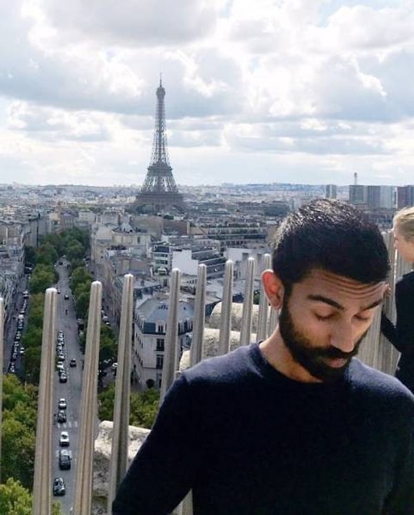 14. "Фотограф решил запечатлеть меня на фоне Эйфелевой башни именно тогда, когда я собирался чихнуть". Главное - это выбрать правильный момент!