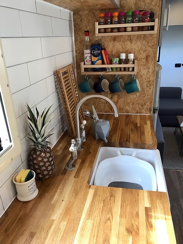 9. Мартин взял на себя большинство строительных работ, а Иона занималась дизайном.