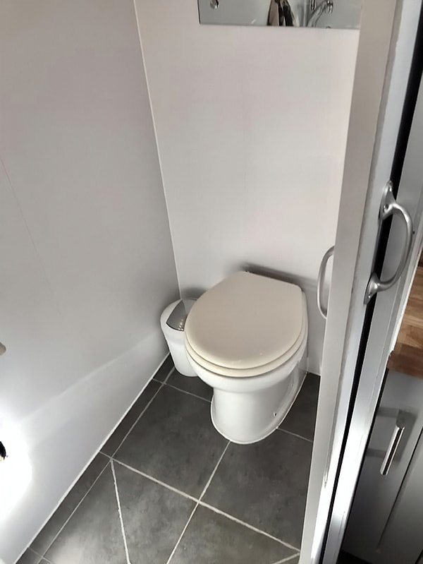 18. Слайдовые двери разграничивают пространство и делают его практичным и уютным.