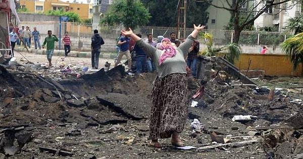19. Reyhanlı... Hatay’ın Reyhanlı ilçesinde bomba yüklü araçla ilçe meydanında patlama gerçekleşti. 43 kişi patlamada hayatını kaybetti. Bu kadının bu fotoğrafı da aklımıza mıhına gibi yazıldı...
