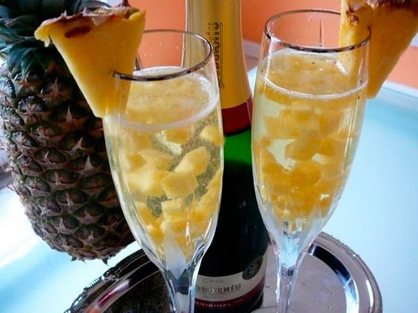 3. «Ананасы в шампанском» — это не что иное, как...