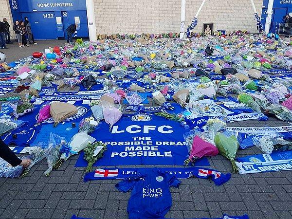 Leicester City taraftarları, King Power Stadı'nın duvarına, kaza nedeniyle çiçek bıraktılar.