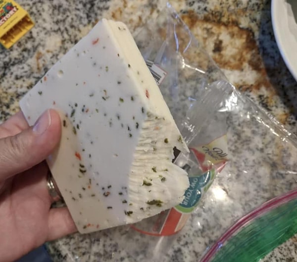 1. "Мой муж решил натереть для бутербродов сыр, который идет в ломтиках. Гениально"