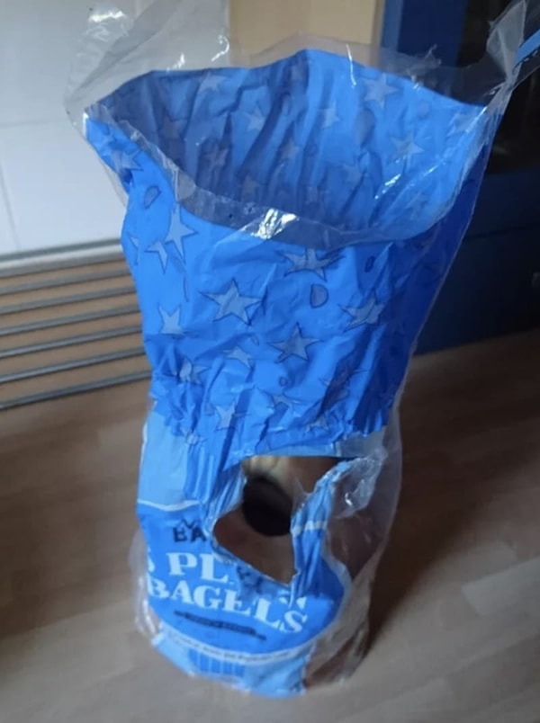 5. А этот супруг решил именно так открыть пакет с хлебом. Варвар, что сказать...