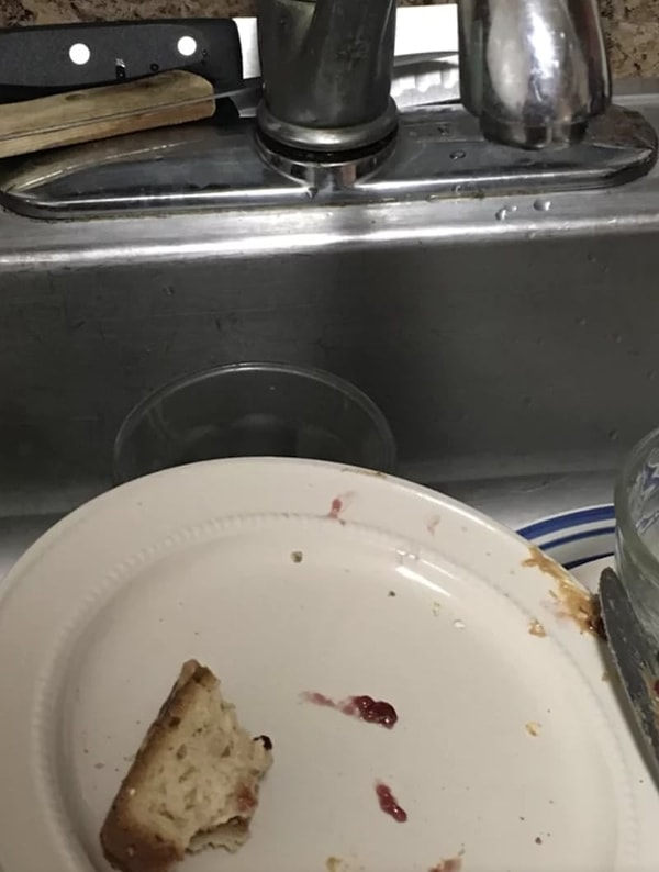 11. "Мой муж постоянно жалуется, что у нас забивается сток. Хм, дорогой, даже не знаю, может это потому что ты постоянно ставишь тарелки с едой в раковину???"