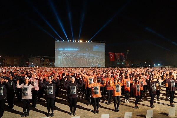 6 bin kişinin katıldığı zeybek gösterisi ile İzmir'de Cumhuriyet Bayramı coşkusu yaşandı