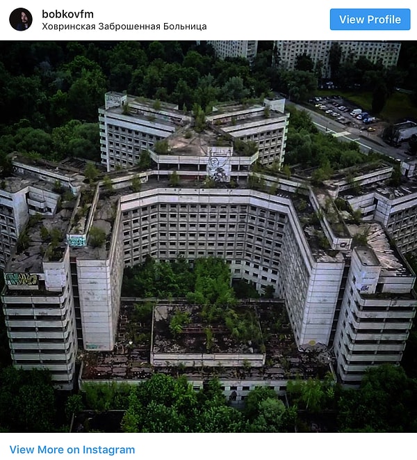 3. Многие говорят, что архитектура здания сильно напоминает корпорацию «Амбрелла» («Umbrella Corporation») из старой, но очень популярной японской видеоигры 1996 года «Resident Evil».