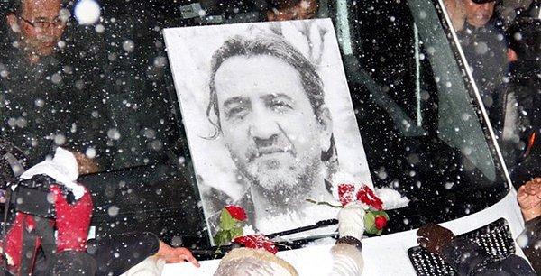 4. Gazeteci Nuh Köklü, İstanbul’un Kadıköy ilçesinde arkadaşlarıyla kar topu oynuyordu. Kar topunun vitrinine gelmesine öfkelenen bir esnaf tarafından bıçaklanarak öldürüldü.