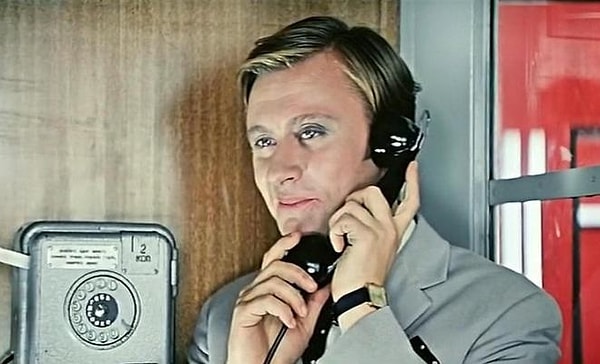 9. "Белеет мой парус такой одинокий на фоне стальных кораблей".