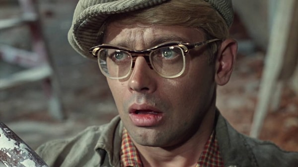 10. "Вдруг как в сказке скрипнула дверь..".